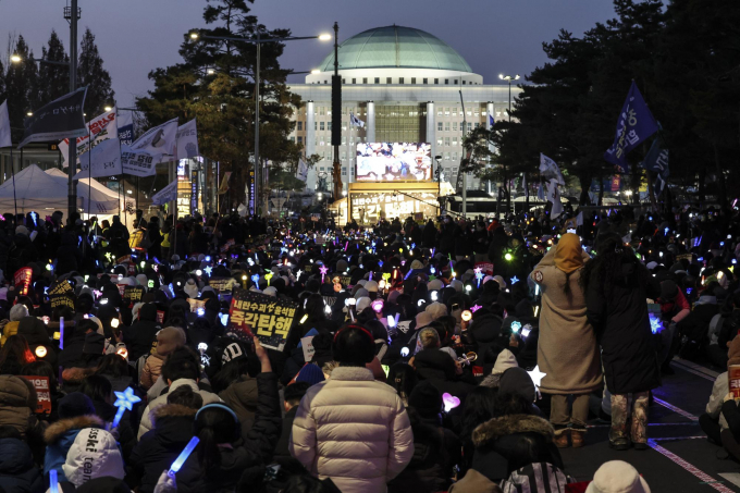 윤석열 대통령의 탄핵소추안 표결을 앞두고 국내 주요 게임사 주가가 비상계엄 선포 이전 수준을 회복해 주목된다. 사진은 윤석열 대통령에 대한 탄핵 소추안 표결을 하루 앞둔 13일 저녁 서울 여의도 국회의사당 앞에서 시민들이 윤석열 대통령 탄핵소추안 국회 통과 촉구 집회를 하고 있는 모습. /사진=뉴시스